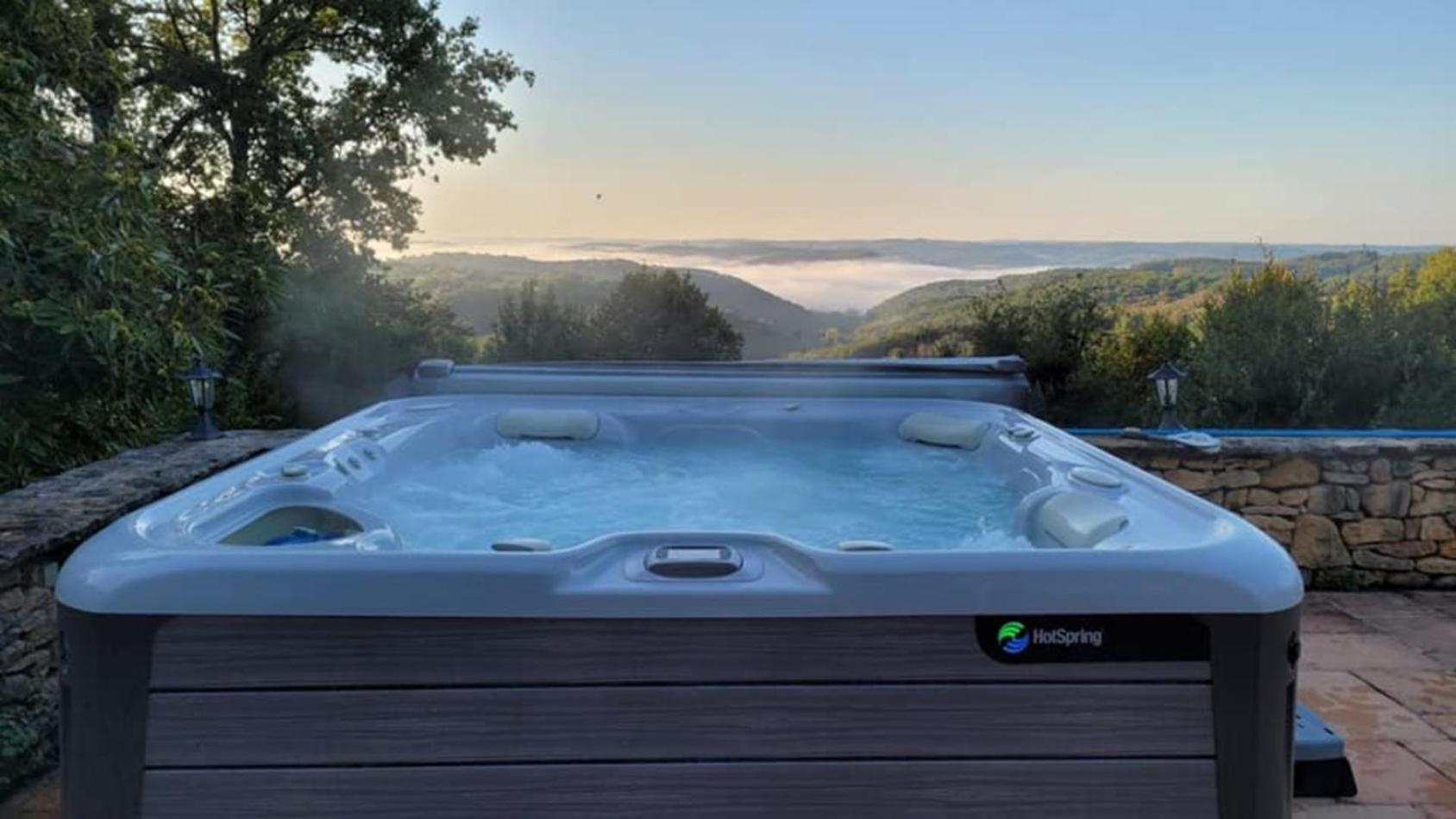 Luxury Chateau W. Pool & Hot Tub In Dordogne