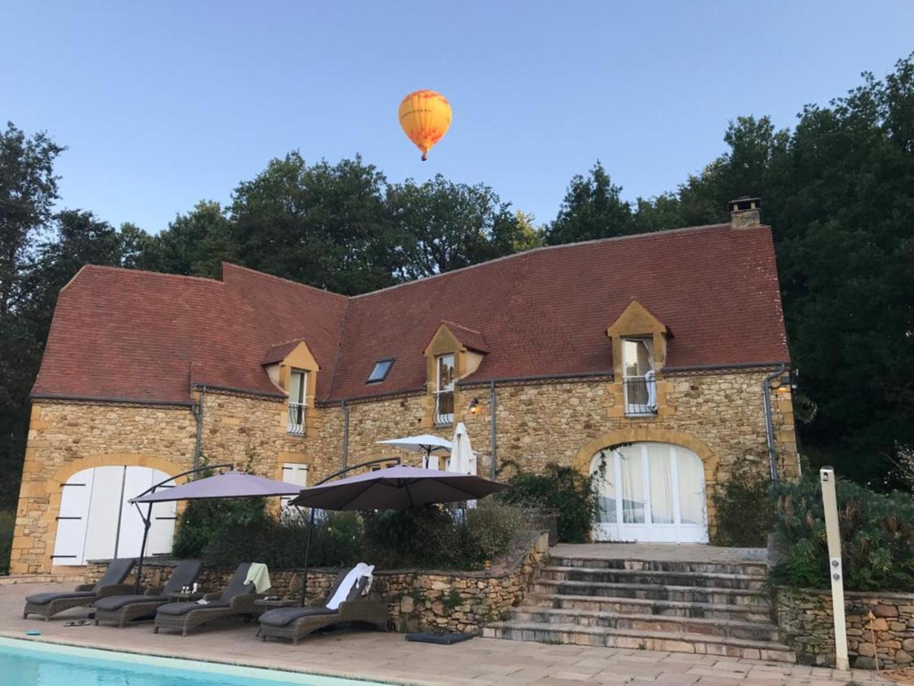 Luxury Chateau W. Pool & Hot Tub In Dordogne Villa